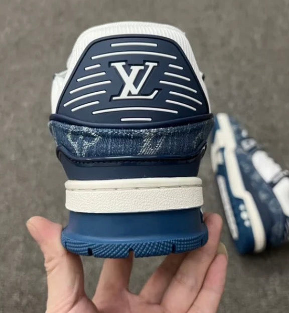 Louis Vuitton LV Trainer Monogram en denim, blanco y azul