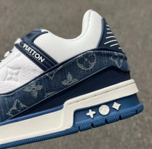 Louis Vuitton LV Trainer Monogram en denim, blanco y azul