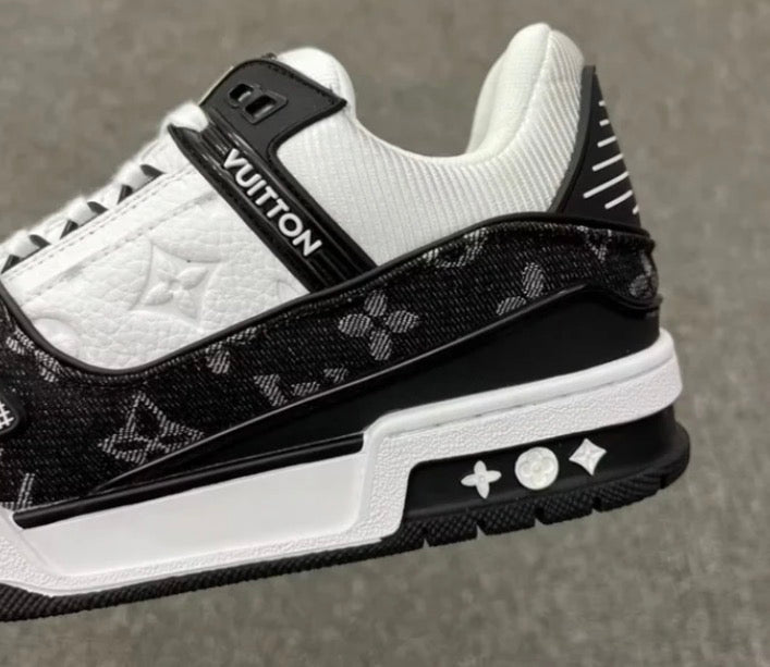 Louis Vuitton LV Trainer en blanco y negro