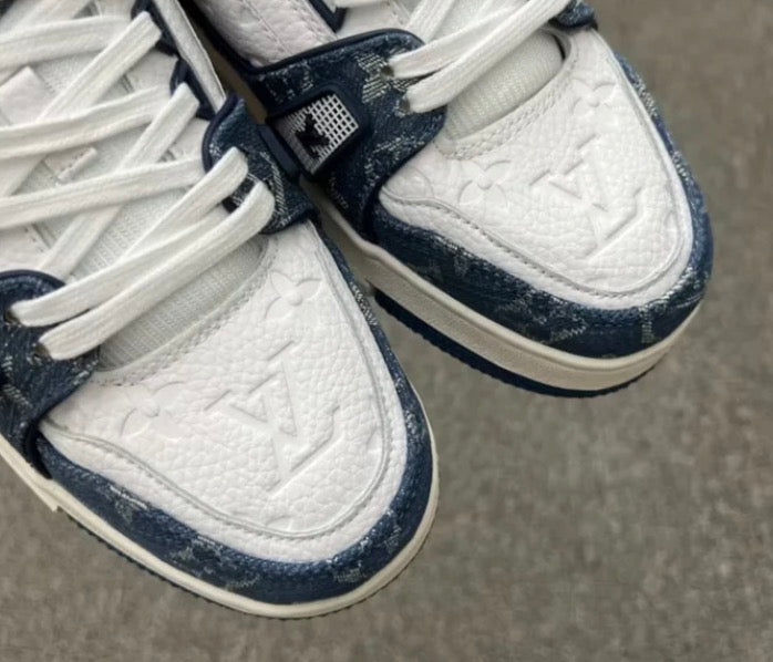 Louis Vuitton LV Trainer Monogram en denim, blanco y azul